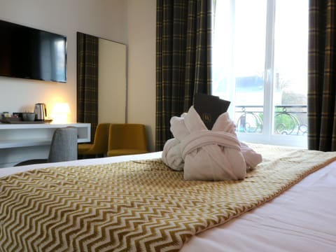 Standard Room, 1 King Bed | Premium bedding, in-room safe, desk, soundproofing