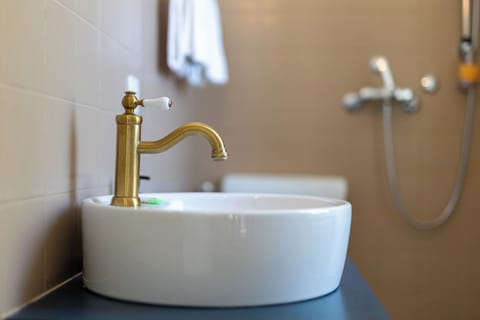 Classic Double Room - Easy Stay | Bathroom | Free toiletries, hair dryer, towels