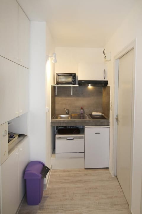 Comfort Studio, Ensuite (Appart-Hotel (Iris)) | Private kitchenette | Espresso maker, coffee/tea maker, electric kettle, highchair