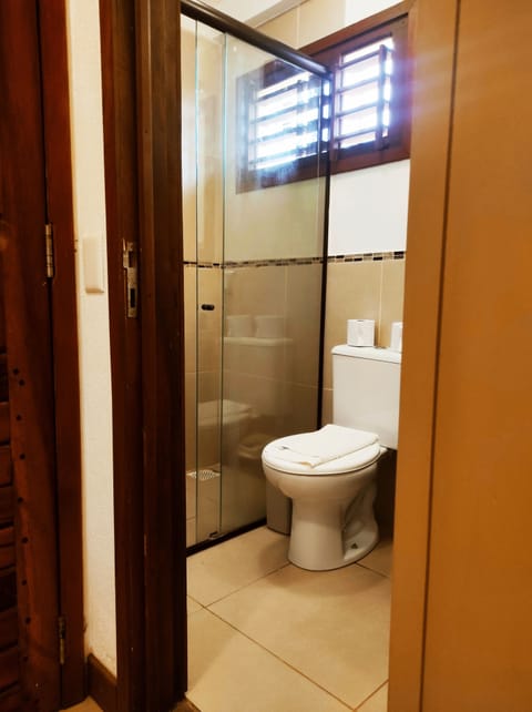 Suite Queen | Bathroom | Shower, free toiletries, hair dryer, towels