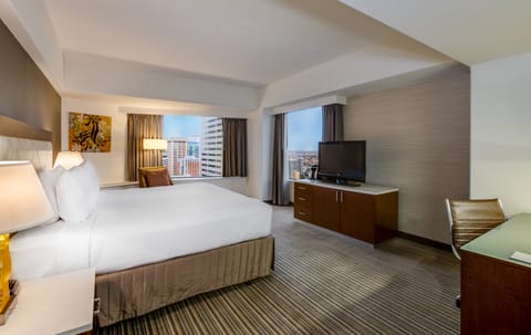 Premium Room, 1 King Bed (Space Needle View) | Hypo-allergenic bedding, in-room safe, desk, laptop workspace