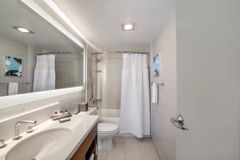 Combined shower/tub, hair dryer, towels