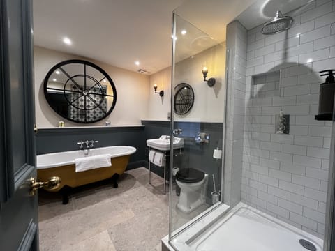 Suite | Bathroom | Hair dryer, towels