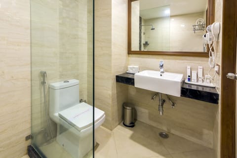 Deluxe Room, City View | Bathroom | Shower, free toiletries, hair dryer, towels