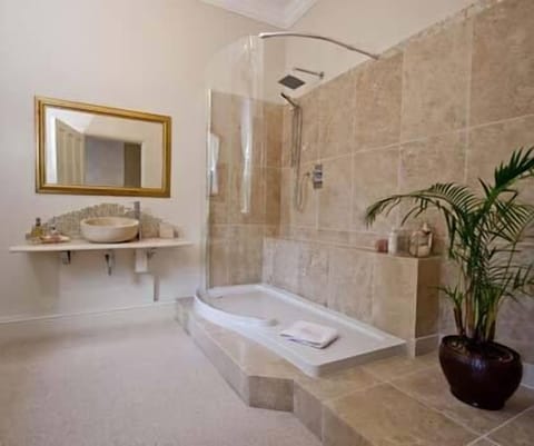 Double Room (The Rupert) | Bathroom | Free toiletries, hair dryer, bathrobes, slippers