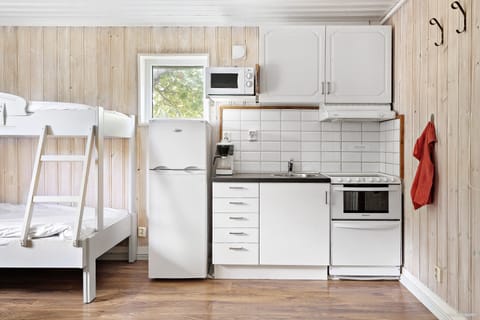 Room (Excluding Towels, Sheets, Cleaning) | Private kitchenette | Fridge, coffee/tea maker, cleaning supplies