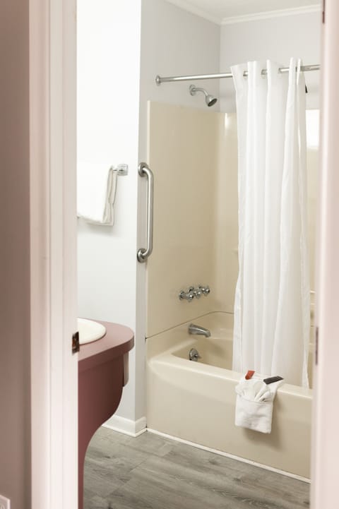 Standard Room, 2 Double Beds | Bathroom | Combined shower/tub, free toiletries, hair dryer, towels