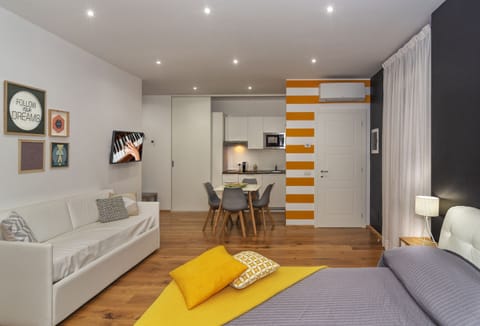 Studio | Living area | Flat-screen TV