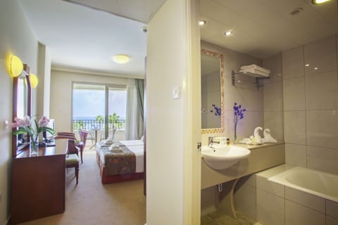 Double Room, Sea View | Minibar, in-room safe, individually furnished, desk