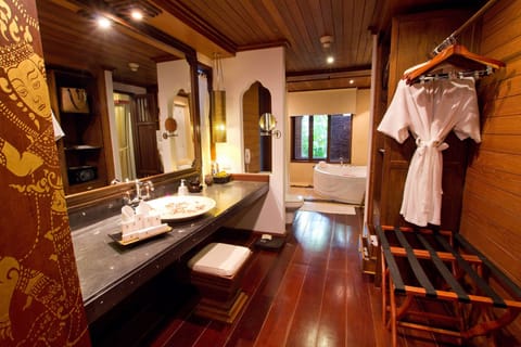 Royal Suite Sea View | Bathroom | Separate tub and shower, free toiletries, hair dryer, bathrobes