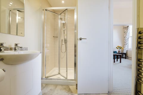 Executive Double Room | Bathroom | Combined shower/tub, deep soaking tub, designer toiletries, hair dryer