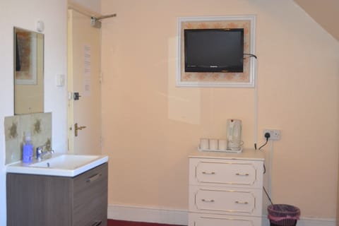 Triple Room, Shared Bathroom | Iron/ironing board, free WiFi, bed sheets