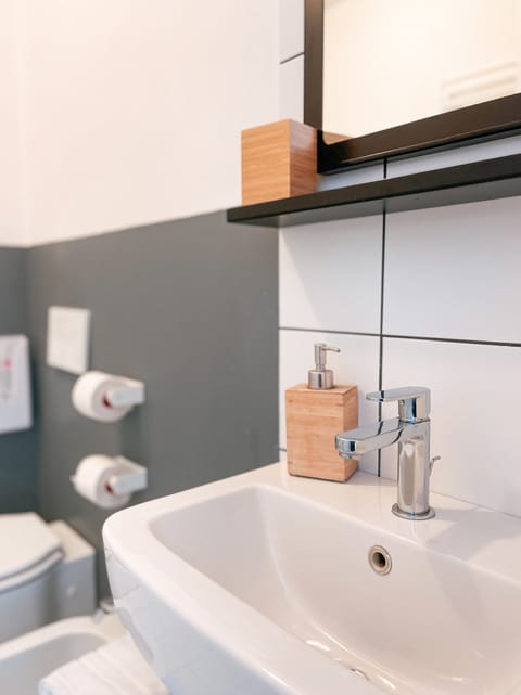 Shared Dormitory, Mixed Dorm (4 pax) | Bathroom | Shower, rainfall showerhead, free toiletries, hair dryer