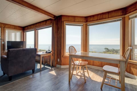 1 Queen Cottage w/ kitchen, Oceanview Pet Friendly | Dining room