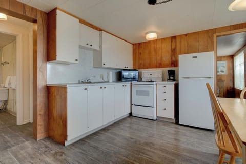 1 bedroom Cottage deluxe with kitchen and ocean view Pet Friendly | Private kitchen | Fridge, microwave, coffee/tea maker