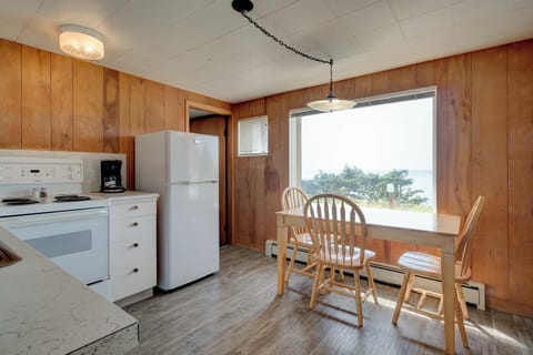 1 bedroom Cottage deluxe with kitchen and ocean view Pet Friendly | Private kitchen | Fridge, microwave, coffee/tea maker