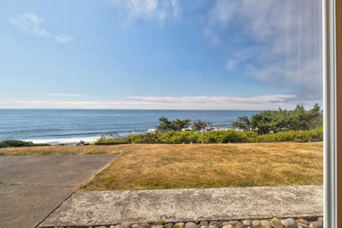 1 Queen Cottage w/ kitchen, Oceanview Pet Friendly | View from room