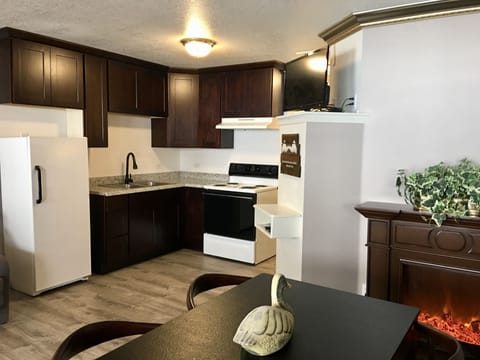 Comfort Suite, Lake View | Private kitchen | Fridge, microwave, oven, stovetop