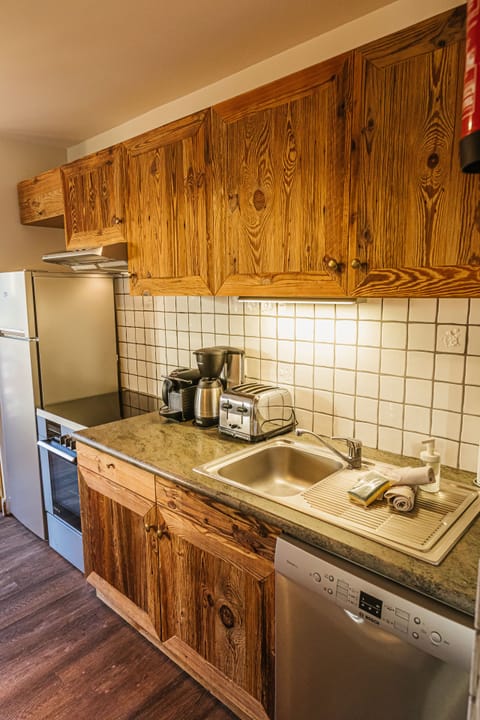 Deluxe Apartment, 3 Bedrooms, Mountain View | Private kitchen | Full-size fridge, microwave, oven, stovetop