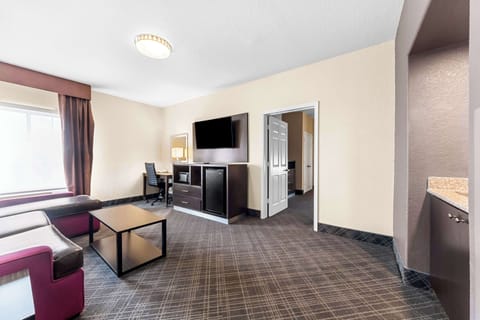 Suite, 1 King Bed, Non Smoking, Refrigerator & Microwave | Premium bedding, in-room safe, desk, laptop workspace