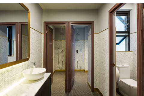 Deluxe Single - Side Entrance | Bathroom | Shower, hair dryer, towels