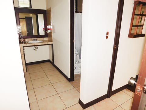 Apartment (1 Planta Baja) | Bathroom | Shower, eco-friendly toiletries, hair dryer, towels