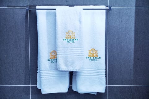 Deluxe Suite | Bathroom | Separate tub and shower, deep soaking tub, free toiletries, hair dryer