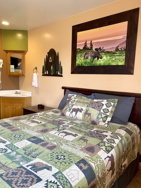 Standard Cabin, 1 Queen Bed | Free WiFi, bed sheets