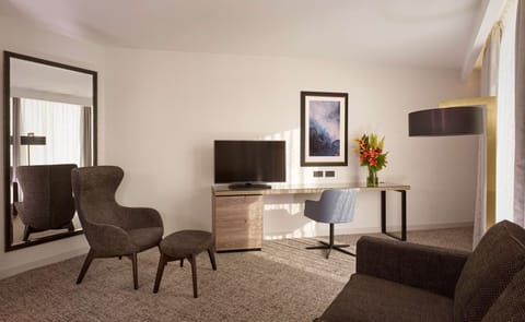 Junior Suite, 1 King Bed, Non Smoking | Hypo-allergenic bedding, in-room safe, desk, laptop workspace