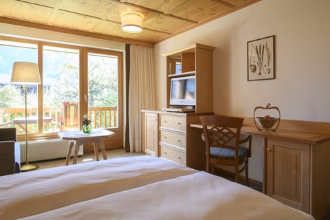 Comfort double room maple 29sqm | Minibar, in-room safe, desk, free WiFi