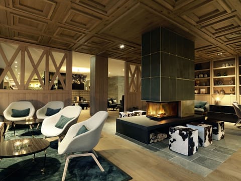 2 bars/lounges, lobby lounge, cocktail bar