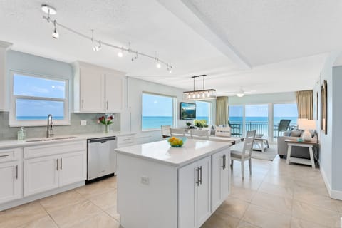 Penthouse, 3 Bedrooms, Hot Tub, Oceanfront | Private kitchen | Fridge, microwave, oven, stovetop