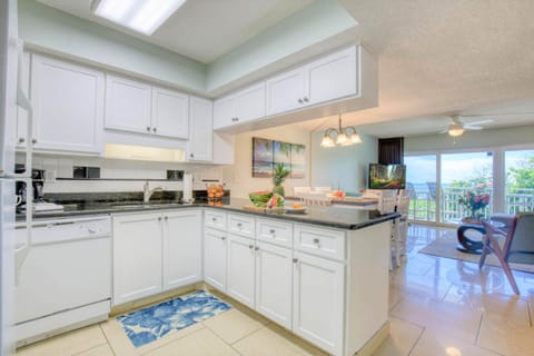 Deluxe Townhome, 2 Bedrooms, Ocean View | Private kitchen | Fridge, microwave, oven, stovetop