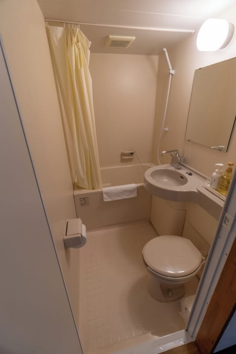 Combined shower/tub, free toiletries, hair dryer, slippers