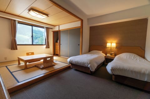 Japanese/Western Style Room | Desk, laptop workspace, soundproofing, cribs/infant beds