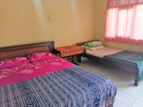 Triple Room | Desk, free WiFi, bed sheets