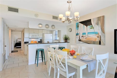 Standard Condo, 2 Bedrooms, Oceanfront | In-room dining