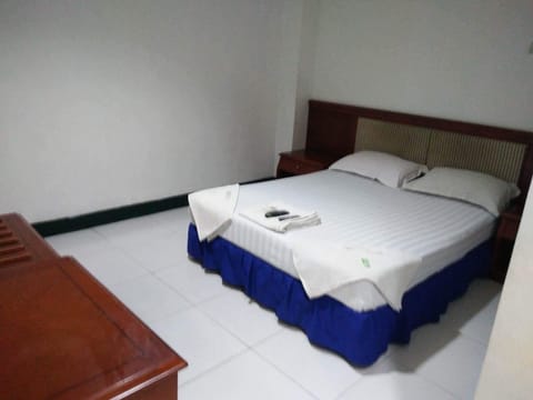 Deluxe Room | Desk, bed sheets