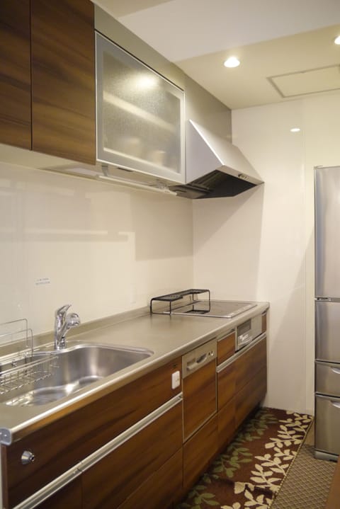 Deluxe Room, 1 Bedroom, Kitchen, City View | Private kitchen | Fridge, microwave, stovetop, coffee/tea maker