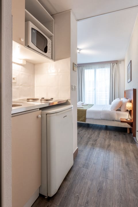 Studio, 1 Double or 2 Twin Beds | Private kitchen | Fridge, microwave, stovetop, electric kettle