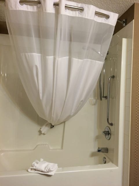 Room, Accessible | Bathroom | Combined shower/tub, free toiletries, hair dryer, towels