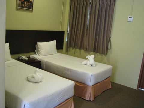 Standard Twin Room | Desk, iron/ironing board, free WiFi, bed sheets