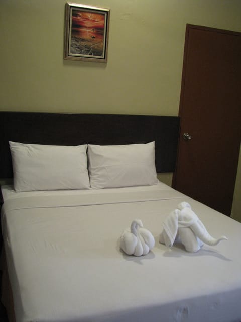 Standard Room, 1 Queen Bed | Desk, iron/ironing board, free WiFi, bed sheets