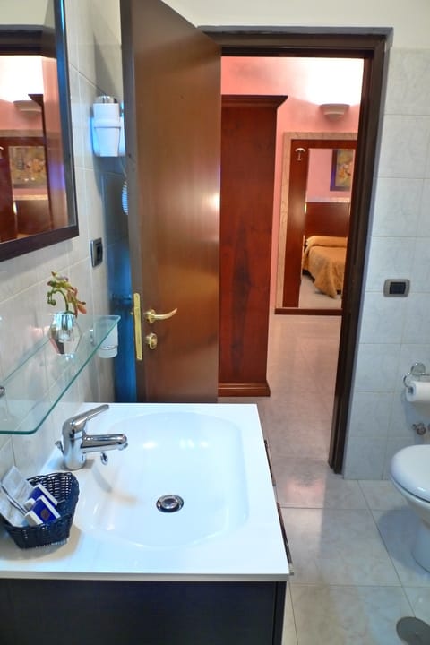 Comfort Single Room, City View | Bathroom | Shower, free toiletries, hair dryer, bidet