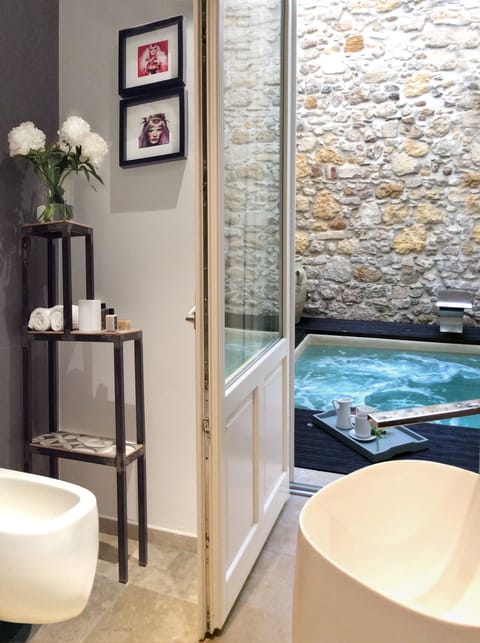 Superior Suite, Jetted Tub | Bathroom | Shower, designer toiletries, hair dryer, slippers