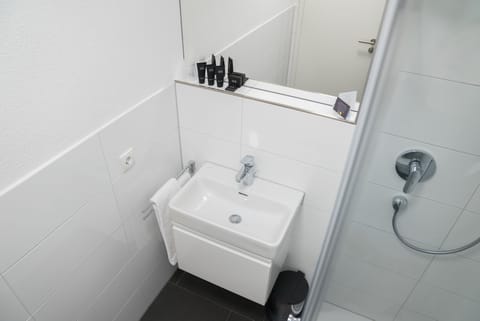 Deluxe Double Room | Bathroom | Shower, free toiletries, hair dryer, towels