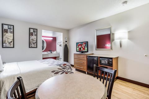 Deluxe Room, 1 Queen Bed (Smoke Free) | Desk, laptop workspace, blackout drapes, soundproofing