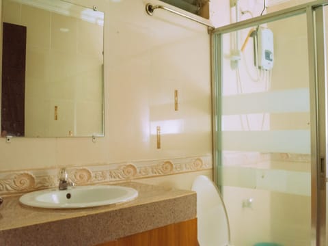 Standard Room | Bathroom | Shower, free toiletries, hair dryer, towels