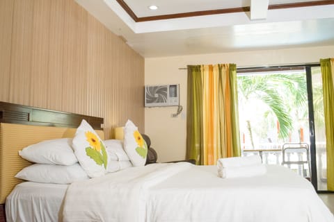 Superior Room | Desk, blackout drapes, rollaway beds, bed sheets