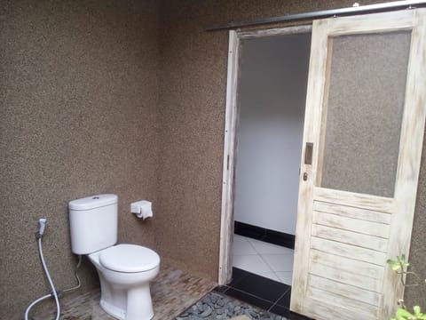 Deluxe Garden Room | Bathroom | Shower, free toiletries, towels